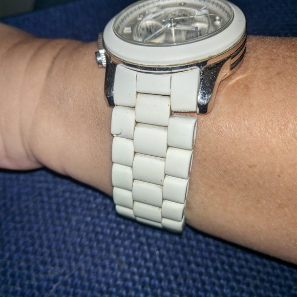 Michael Kors Runway White Chrono Unisex Watch - MK8108 - Picture 4 of 11